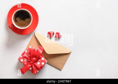 San Valentino romantico caffè, lettera d'amore, regalo, dolci al cioccolato su sfondo bianco. Spazio di copia. Vista dall'alto. Foto Stock