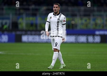 Milano, Italia. 01 dicembre 2021. Rey Manaj di Spezia Calcio si presenta durante la Serie a una partita tra FC Internazionale e Spezia Calcio allo Stadio Giuseppe Meazza il 1 dicembre 2021 a Milano. Credit: Marco Canoniero/Alamy Live News Foto Stock