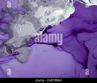 Onde di vernice liquida viola. Acrilico metallico grigio Foto Stock