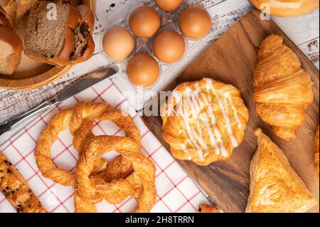 Vari tipi di pane e uova su un panno bianco rosso. Messa a fuoco selettiva. Foto Stock