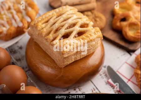Vari tipi di pane e uova su un panno bianco rosso. Messa a fuoco selettiva. Foto Stock