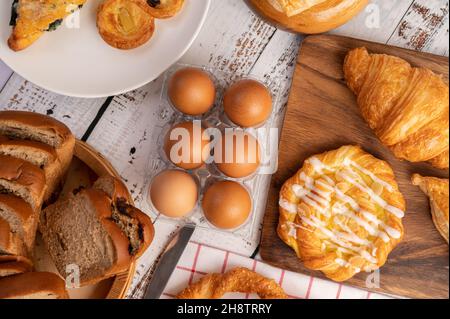 Vari tipi di pane e uova su un panno bianco rosso. Messa a fuoco selettiva. Foto Stock