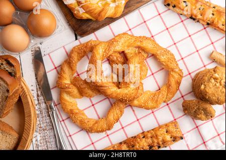 Vari tipi di pane e uova su un panno bianco rosso. Messa a fuoco selettiva. Foto Stock