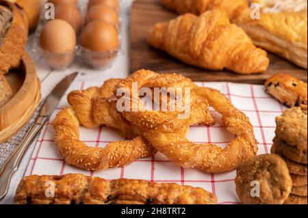 Vari tipi di pane e uova su un panno bianco rosso. Messa a fuoco selettiva. Foto Stock