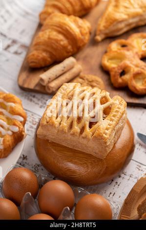 Vari tipi di pane e uova su un panno bianco rosso. Messa a fuoco selettiva. Foto Stock
