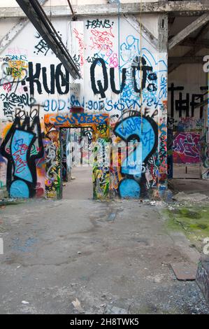 Berlino, Germania. Urban & Street Art all'interno di un vecchio e abbandonato edificio di GREZZA Gelande, un ex-tedesco orientale / DDR / GDR abbandonato Railway & Railroad manutenzione fabbrica. Foto Stock