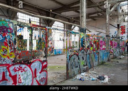 Berlino, Germania. Urban & Street Art all'interno di un vecchio e abbandonato edificio di GREZZA Gelande, un ex-tedesco orientale / DDR / GDR abbandonato Railway & Railroad manutenzione fabbrica. Foto Stock