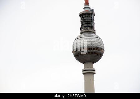 Berlino, Germania, il famoso Fernsehturm presso l'ex East-Berlin Alexanderplatz divenne una destinazione di viaggio, attirando molti turisti, visitando il ristorante e il punto di vista. E' visibile da tutta la città e quindi un enorme punto di riferimento. Foto Stock