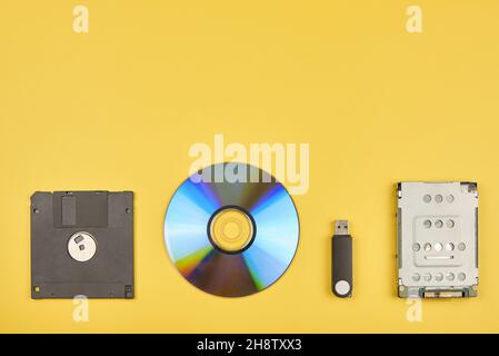 Vari supporti di memorizzazione, floppy disk, disco, unità flash e disco rigido. Foto Stock