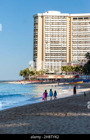 Honolulu, Hawaii - 02 Maggio 2015: Turista che gode di fama mondiale Waikiki Beach, Waikiki Beach Foto Stock