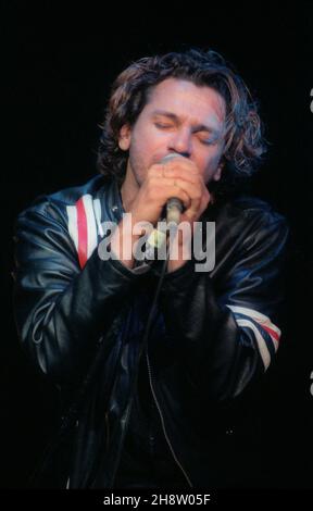 Michael Hutchence, cantante principale del gruppo rock australiano INXS, ha suonato dal vivo alla Brixton Academy di Londra il 28/10/1994 Foto Stock