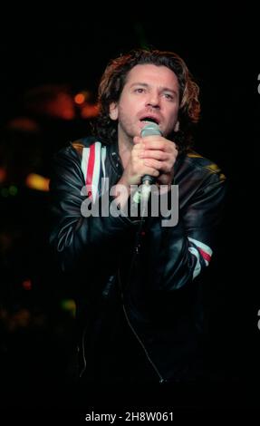 Michael Hutchence, cantante principale del gruppo rock australiano INXS, ha suonato dal vivo alla Brixton Academy di Londra il 28/10/1994 Foto Stock