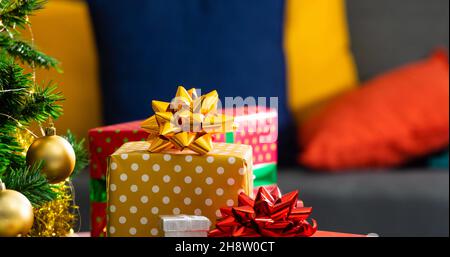 Immagine dei saluti di natale in russo su albero di natale e regali Foto Stock