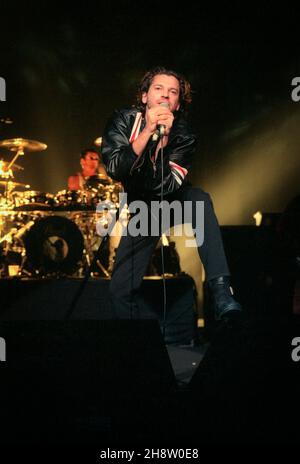 Michael Hutchence, cantante principale del gruppo rock australiano INXS, ha suonato dal vivo alla Brixton Academy di Londra il 28/10/1994 Foto Stock