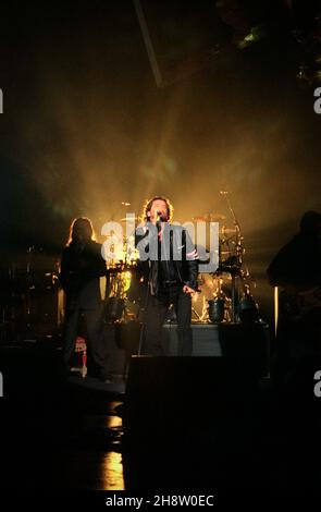 Michael Hutchence, cantante principale del gruppo rock australiano INXS, ha suonato dal vivo alla Brixton Academy di Londra il 28/10/1994 Foto Stock