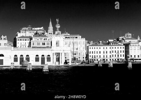 Reinterpretazione artistica in bianco e nero di un paesaggio classico a Venezia, Punta della Dogana. Vista dal canale Giudecca. Foto Stock