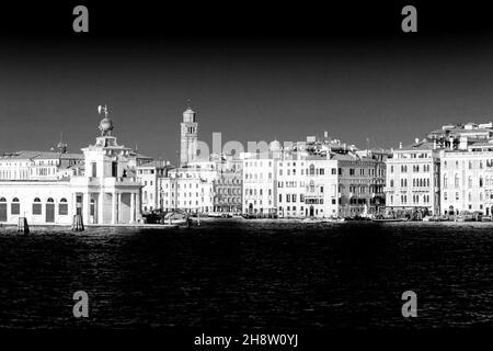 Reinterpretazione artistica in bianco e nero di un paesaggio classico a Venezia, Punta della Dogana. Vista dal canale Giudecca. Foto Stock