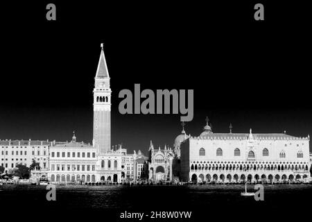 Interpretazione artistica in bianco e nero di un paesaggio classico a Venezia, Piazza San Marco. Vista dal canale Giudecca. Foto Stock