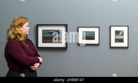 The Scottish Gallery, Edimburgo, Scozia, Regno Unito, 02 dicembre 2021, Nuova mostra: Oggi si apre una nuova mostra che espone dipinti ad olio dell'artista irlandese Hannah Mooney, chiamata "Into the Landscape". È specializzata in dipinti di paesaggio moody. Foto Stock