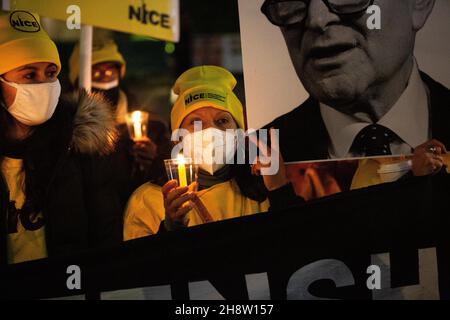 New York City, Stati Uniti. 01 dicembre 2021. Gli attivisti dell'immigrazione tengono candele e cartelli durante la veglia sull'immigrazione al Rockefeller Center di New York.le famiglie immigrate, i lavoratori e i sostenitori si riuniscono alla cerimonia di illuminazione dell'albero di Natale Rockefeller di quest'anno per tenere una vibrata dimostrazione per i diritti di immigrazione a New York. Credit: SOPA Images Limited/Alamy Live News Foto Stock