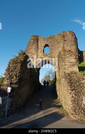 Launceston, Cornovaglia, Inghilterra, Regno Unito. 2021. I visitatori camminano attraverso il cancello d'ingresso al Castello di Launceston in Cornovaglia. Foto Stock