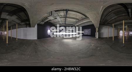 Visualizzazione panoramica a 360 gradi di MINSK, BIELORUSSIA - MAGGIO 2020: Panorama senza giunture sferico hdri 360 all'interno di una grande sala vuota come galleria d'arte contemporanea leggera