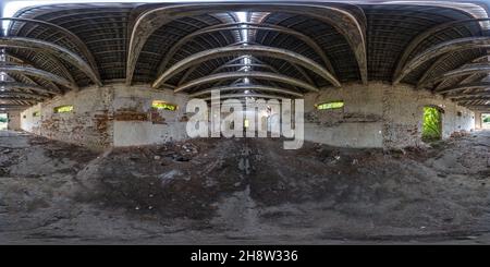 Visualizzazione panoramica a 360 gradi di 360 hdr panorama all'interno di un vecchio edificio o di un hangar in legno rovinato abbandonato. panorama hdri sferico senza giunture in proiezione equirettangolare,