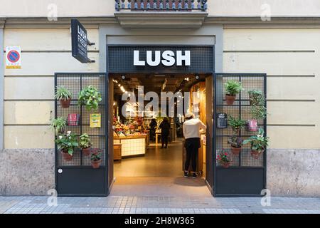 VALENCIA, SPAGNA - 02 DICEMBRE 2021: Lush è un rivenditore britannico di cosmetici che afferma di utilizzare solo ricette vegetariane Foto Stock