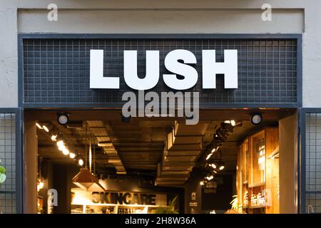 VALENCIA, SPAGNA - 02 DICEMBRE 2021: Lush è un rivenditore britannico di cosmetici che afferma di utilizzare solo ricette vegetariane Foto Stock