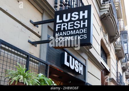 VALENCIA, SPAGNA - 02 DICEMBRE 2021: Lush è un rivenditore britannico di cosmetici che afferma di utilizzare solo ricette vegetariane Foto Stock
