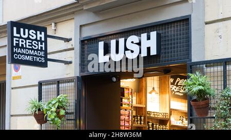 VALENCIA, SPAGNA - 02 DICEMBRE 2021: Lush è un rivenditore britannico di cosmetici che afferma di utilizzare solo ricette vegetariane Foto Stock