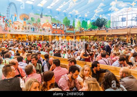 MONACO di BAVIERA, GERMANIA - 17 SETTEMBRE 2016: Le persone bevono birra nella tenda Hacker-Pschorr dell'Oktoberfest di Monaco di Baviera. Foto Stock