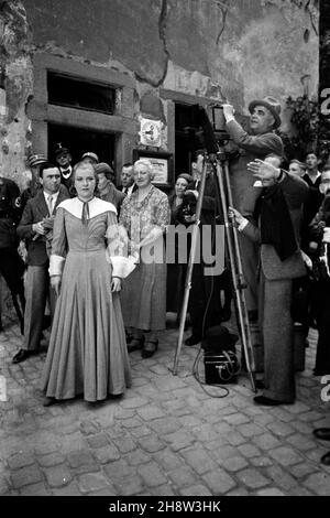 Schauspieler und Belegschaft am set für Liselotte von der Pfalz, im Bild Renate Müller, Carl Froelich und andere, regie: Carl Froelich, 1935. Cast e equipaggio al set della vita privata di Luigi XIV, alias Liselotte del Palatinato, visto nella foto sono l'attrice Renate Müller e direttore Carl Froelich tra gli altri, direttore: Carl Froelich, 1935. Foto Stock