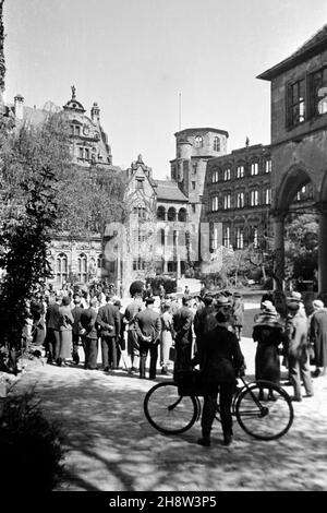 Schauspieler und Belegschaft am set für Liselotte von der Pfalz, regie: Carl Froelich, 1935. Cast e equipaggio al set della vita privata di Luigi XIV, noto anche come Liselotte del Palatinato, direttore: Carl Froelich, 1935. Foto Stock