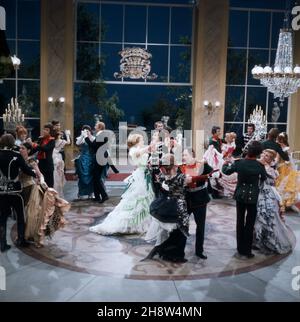 Der Letzte Walzer, Operette von Oscar Strauss, ZDF Fernsehverfilmung von 1973, Szene auf dem Fest des Generals: Grit van Jüten als vera, Adolf Dallapozza als Graf Dimitry, Bildmitte. Der Letzte Walzer, operetta di Oscar Strauss, adattamento ZDF dal 1973, scena Ball: Grit van Jueten come vera e Adolf Dallapozza come Conte Dimitry, al centro. Foto Stock