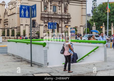 MONTERREY, MESSICO - 2 OTTOBRE 2016: Ingresso a un gabinetto pubblico sotterraneo sulla piazza Macroplaza di Monterrey. Foto Stock