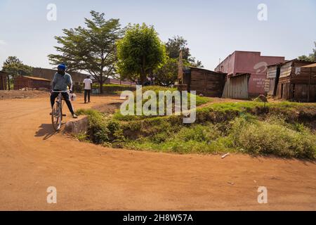 Uomo africano lui guida una bicicletta. Foto Stock