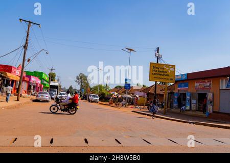 Strade locali a Jinja dove è possibile acquistare generi alimentari e prodotti essenziali Foto Stock