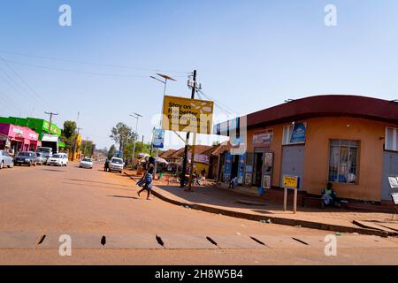 Strade locali a Jinja dove è possibile acquistare generi alimentari e prodotti essenziali Foto Stock