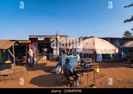 La carne di capra fresca conosciuta come Muchomo sta cucinando in Uganda. Foto Stock