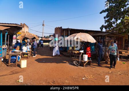 In questa foto guardiamo gli alimenti di strada della città di Jinja dall'Uganda orientale. Foto Stock