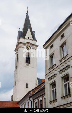 Torre della Chiesa di San Giles la Vergine Maria reale nel centro storico di Trebon, Repubblica Ceca Foto Stock