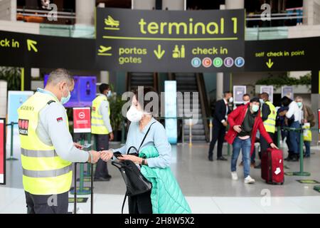 Lisbona, Portogallo. 1 dicembre 2021. I viaggiatori esibire un certificato di prova negativo all'arrivo all'aeroporto internazionale Humberto Delgado di Lisbona, Portogallo, il 1° dicembre 2021. Il Portogallo, il paese con il tasso di vaccinazione più elevato in Europa, ha dovuto ripristinare le misure di controllo per la pandemia del Covid-19, ordinando a tutti i passeggeri che volavano nel paese di esibire un certificato di prova negativo all'arrivo. (Credit Image: © Pedro Fiuza/ZUMA Press Wire) Foto Stock