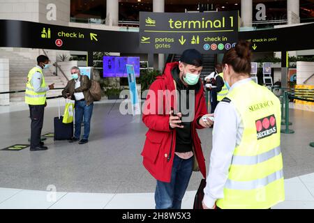 Lisbona, Portogallo. 1 dicembre 2021. I viaggiatori esibire un certificato di prova negativo all'arrivo all'aeroporto internazionale Humberto Delgado di Lisbona, Portogallo, il 1° dicembre 2021. Il Portogallo, il paese con il tasso di vaccinazione più elevato in Europa, ha dovuto ripristinare le misure di controllo per la pandemia del Covid-19, ordinando a tutti i passeggeri che volavano nel paese di esibire un certificato di prova negativo all'arrivo. (Credit Image: © Pedro Fiuza/ZUMA Press Wire) Foto Stock