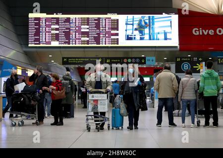 Lisbona, Portogallo. 1 dicembre 2021. I viaggiatori vengono visti all'aeroporto internazionale Humberto Delgado di Lisbona, Portogallo, il 1° dicembre 2021. Il Portogallo, il paese con il tasso di vaccinazione più elevato in Europa, ha dovuto ripristinare le misure di controllo per la pandemia del Covid-19, ordinando a tutti i passeggeri che volavano nel paese di esibire un certificato di prova negativo all'arrivo. (Credit Image: © Pedro Fiuza/ZUMA Press Wire) Foto Stock