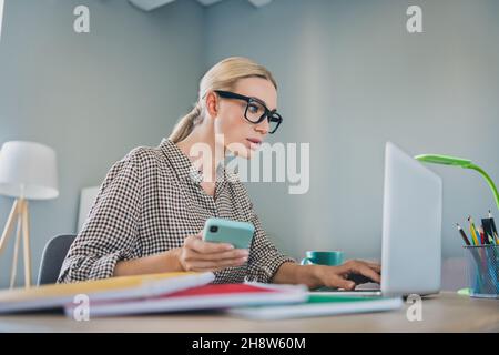 Foto di stupido agente preoccupato signora banchiere utilizzare app moderna tecnologia notebook ottenere boss notifica spazio di lavoro Foto Stock