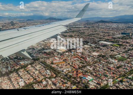 CITTÀ DEL MESSICO, MESSICO - 8 OTTOBRE 2016: Ala di un aereo che vola sopra Città del Messico, capitale del Messico Foto Stock