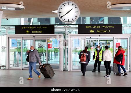 Lisbona, Portogallo. 1 dicembre 2021. I viaggiatori vengono visti all'aeroporto internazionale Humberto Delgado di Lisbona, Portogallo, il 1° dicembre 2021. Il Portogallo, il paese con il tasso di vaccinazione più elevato in Europa, ha dovuto ripristinare le misure di controllo per la pandemia del Covid-19, ordinando a tutti i passeggeri che volavano nel paese di esibire un certificato di prova negativo all'arrivo. (Credit Image: © Pedro Fiuza/ZUMA Press Wire) Foto Stock