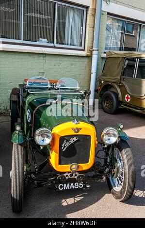 Un'auto sportiva a due posti restaurata Austin 7 del 1935 parcheggiata all'esterno del laboratorio e del museo dell'Associazione degli aeromobili di Boulton Paul, Heritage Project 2012 Foto Stock