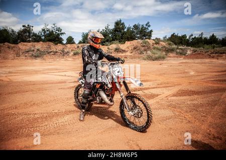 Ragazzo su una bici da terra Foto Stock